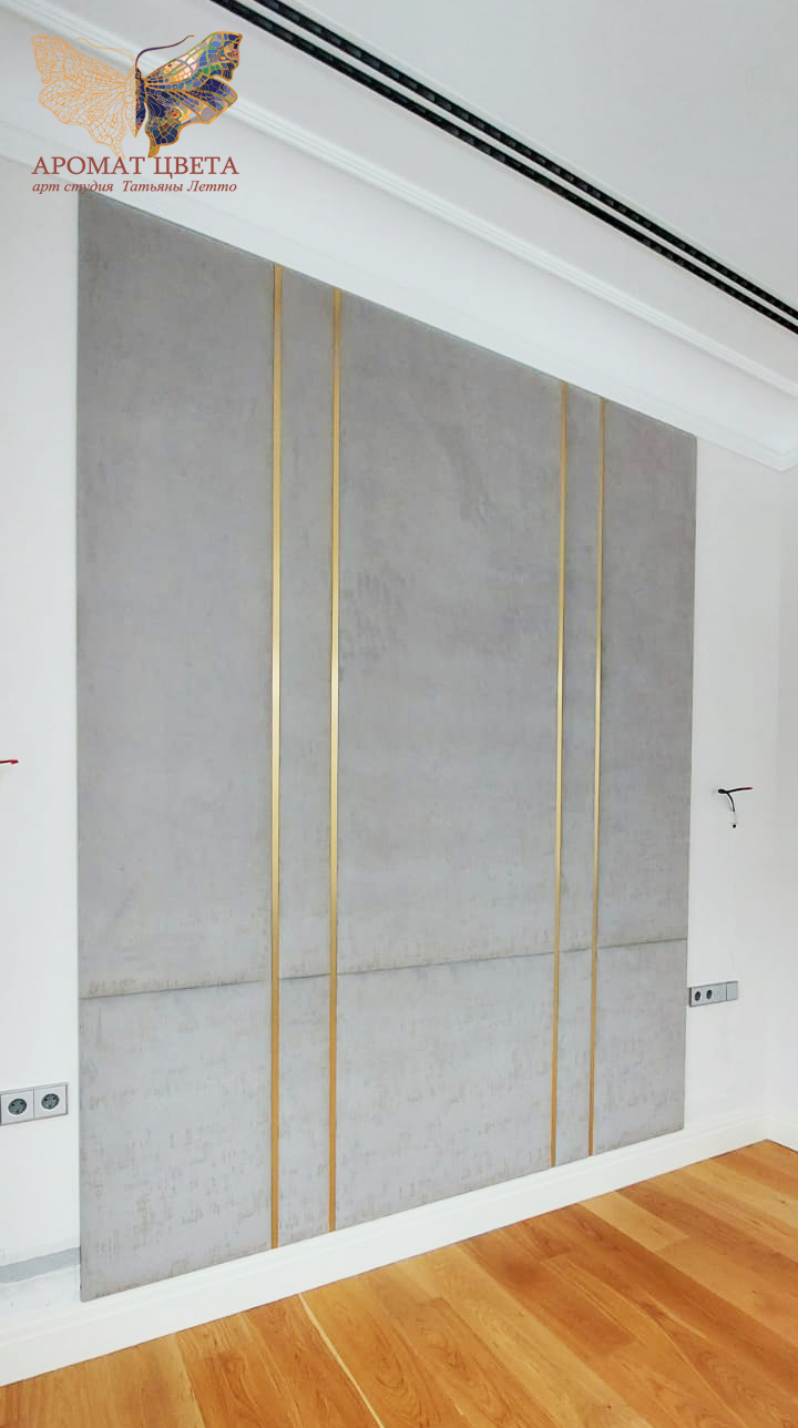 Мягкая панель в современном стиле с латунными вставками